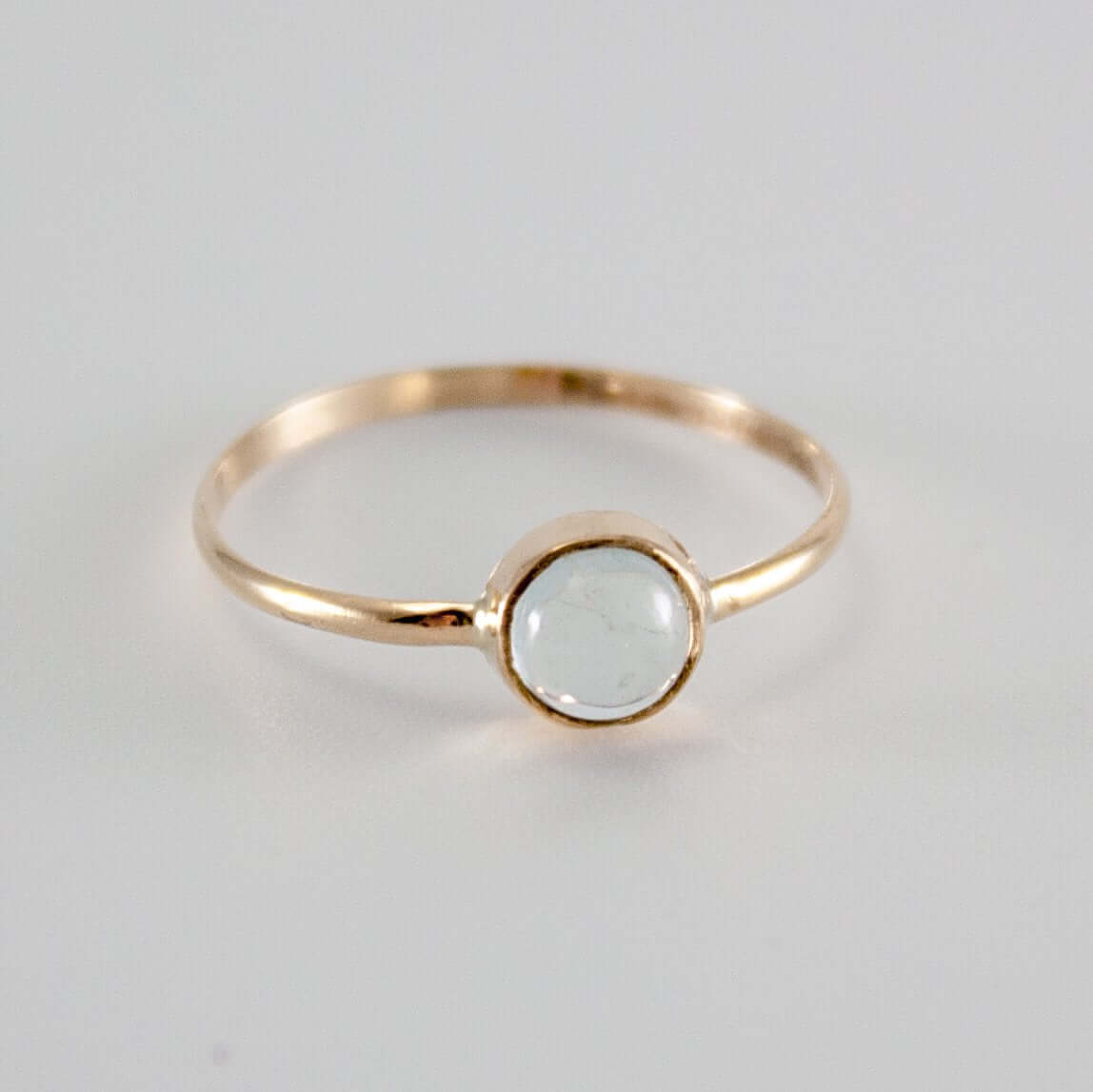 Simple and ultra minimalist round ring in 18k Gold